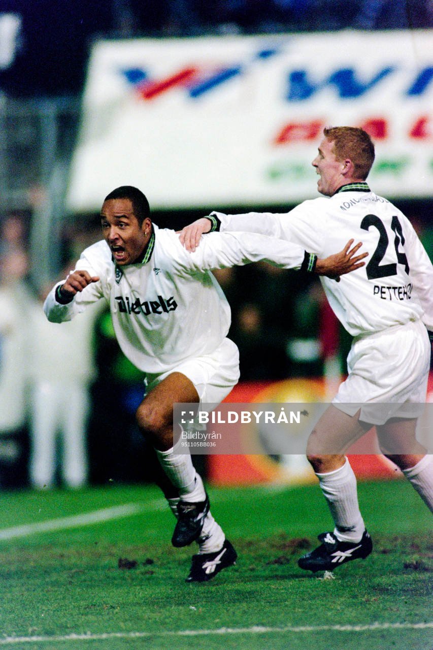 Fotboll, Bundesliga, Borussia Mönchengladbach - Schalke 04, 4-1: Martin Dahlin och Jörgen Petersson, Borussia Mönchengladbach jublar efter mål.