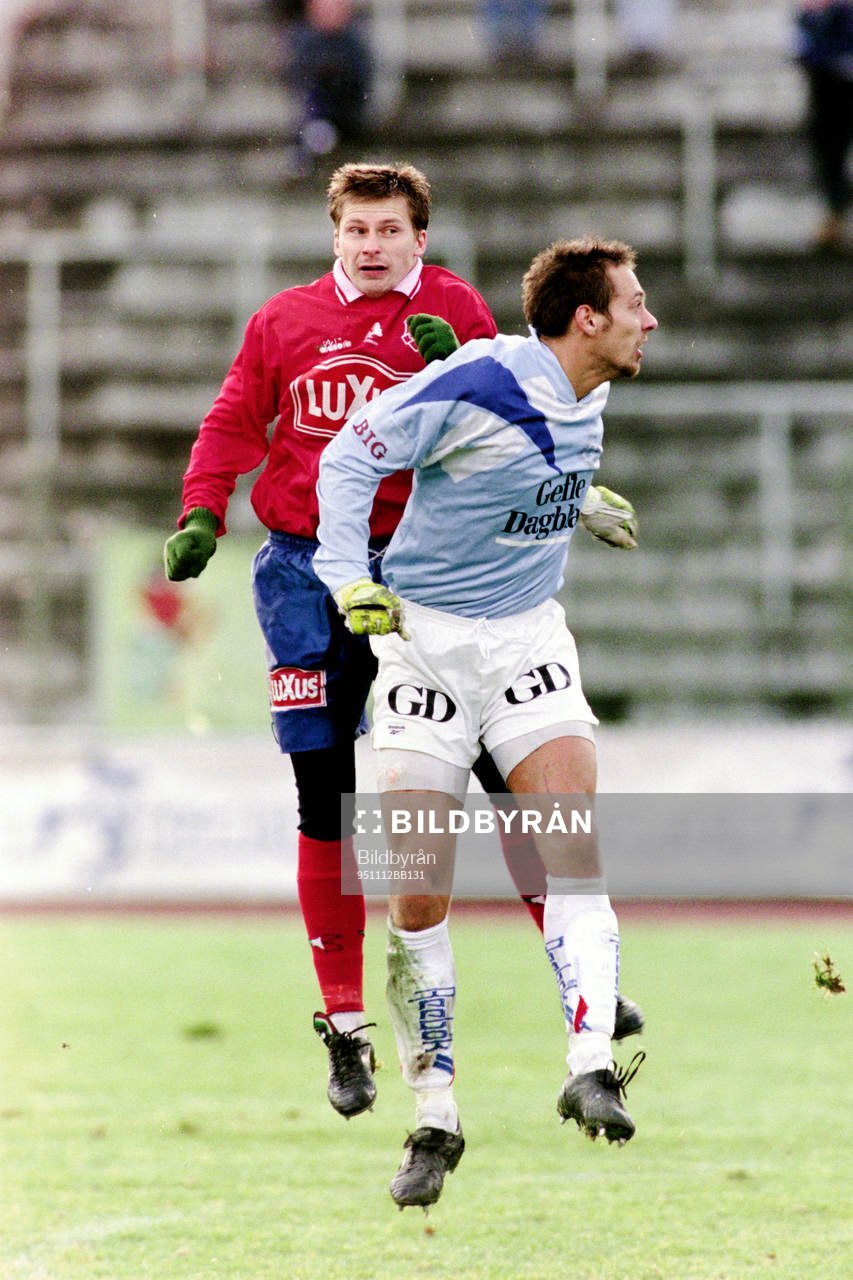 Fotboll, Kval till Allsvenskan, Öster - Gefle, 3-0: Nicklas Persson, Öster i kamp om bollen.