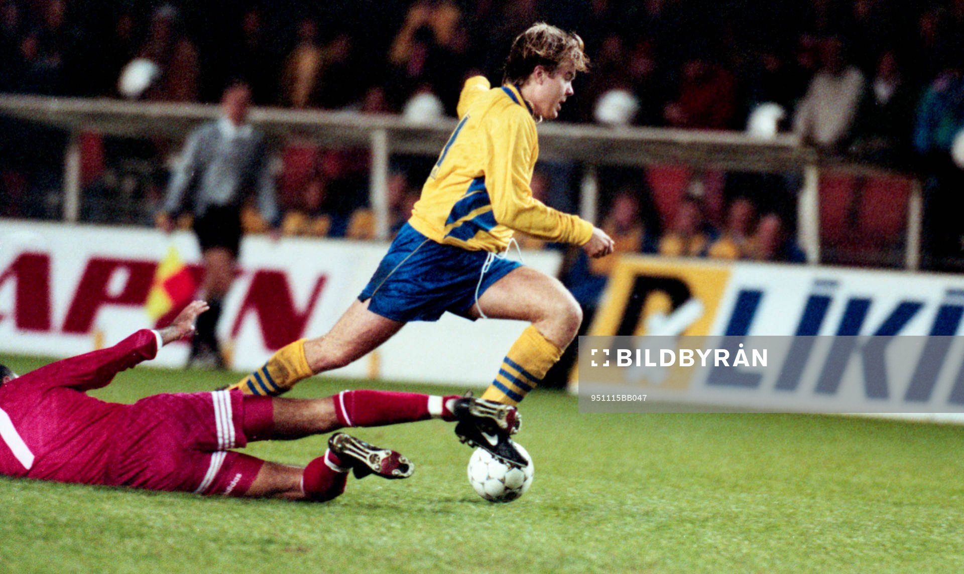 Tomas Brolin undviker en glidtackling