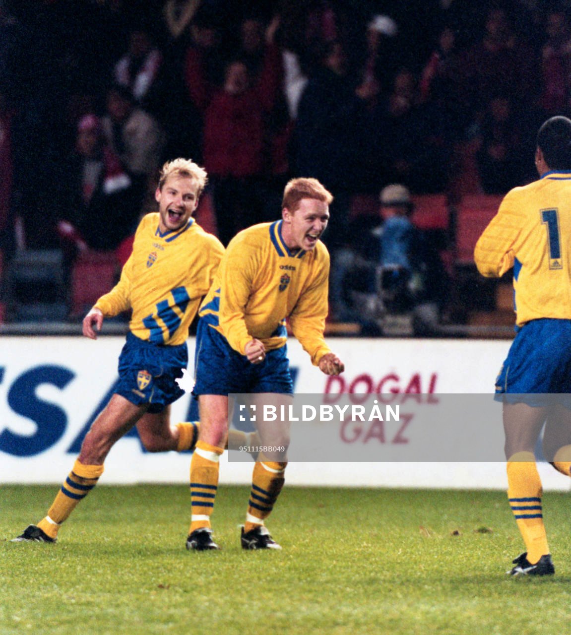  Håkan Mild och Jörgen Pettersson jublar efter 2-1.