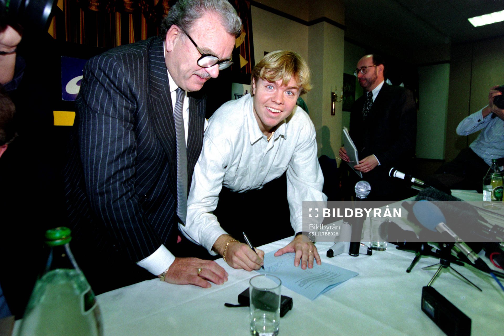 Fotboll, Premier League, Leeds: Leeds styrelseordförande och Tomas Brolin.