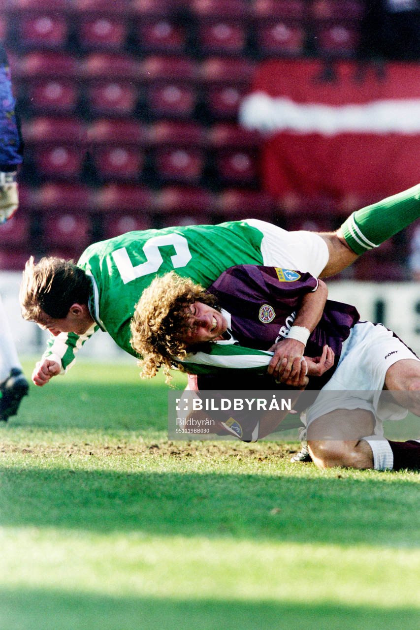 Fotboll, Skotsk, Heart of Midlothian - Hibernian, 2-1: Hans Eskilsson, Hearts i kamp om bollen.