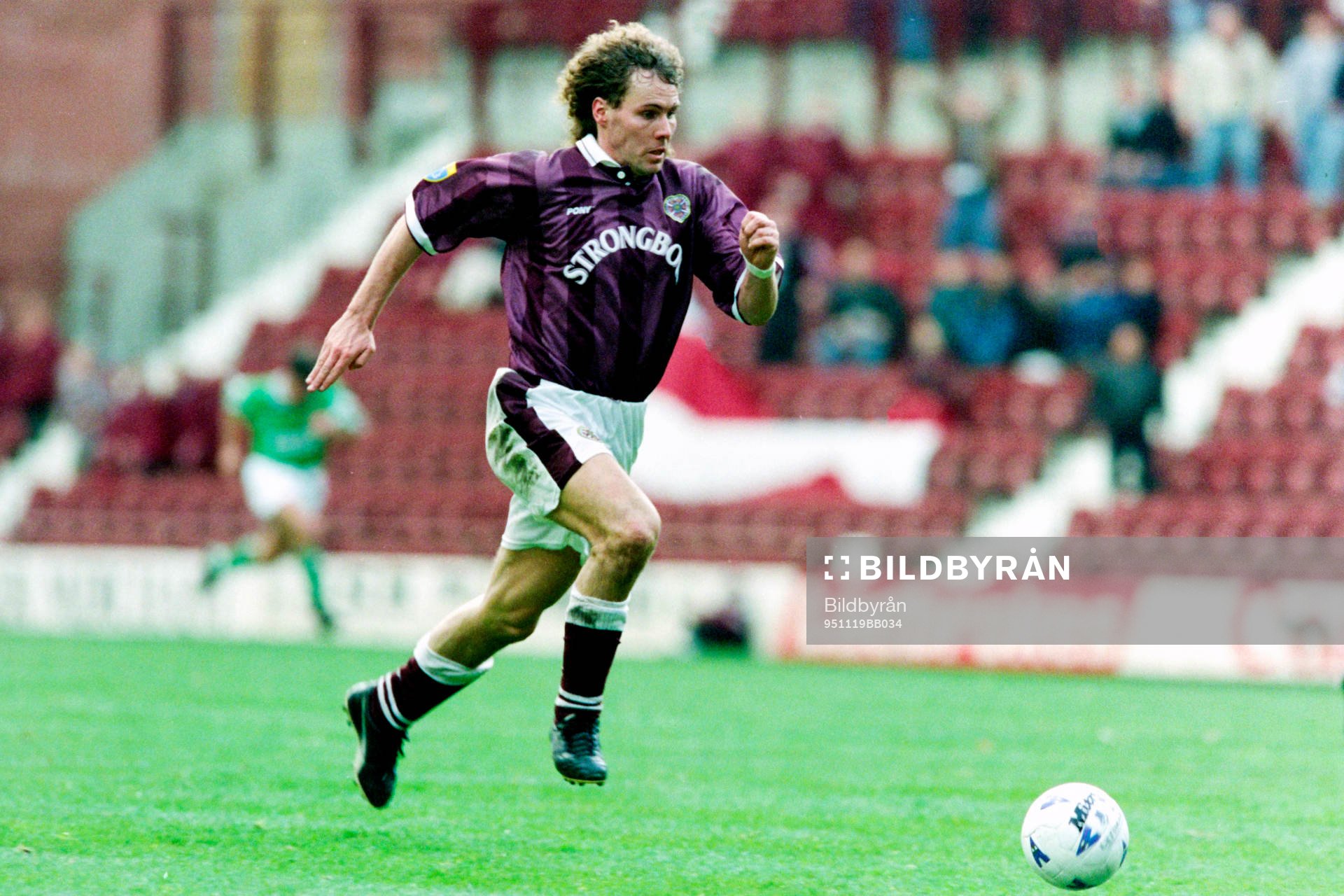 Fotboll, Skotsk, Heart of Midlothian - Hibernian, 2-1: Hans Eskilsson, Hearts med bollen.