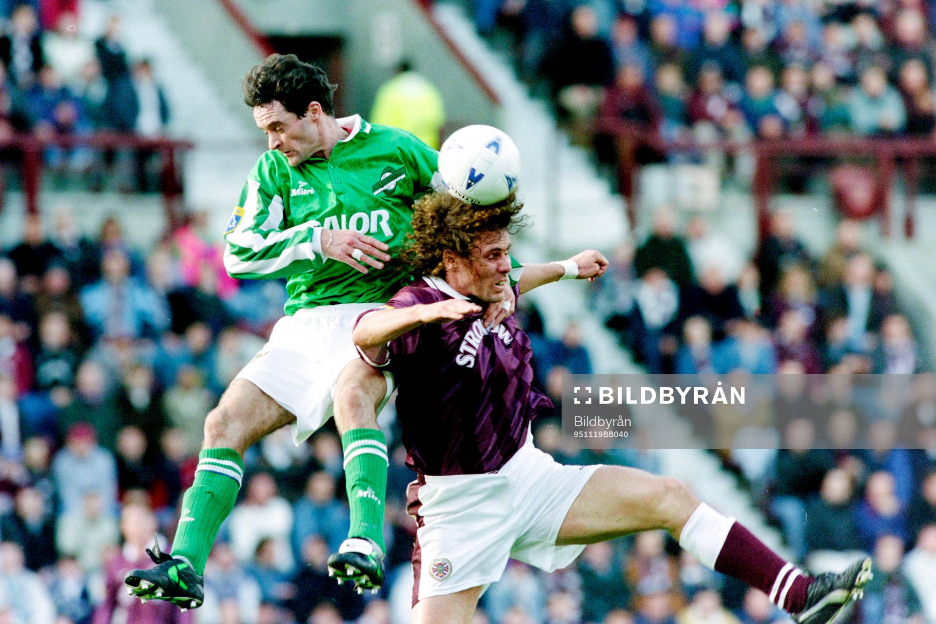 Fotboll, Skotsk, Heart of Midlothian - Hibernian, 2-1: Hans Eskilsson, Hearts i kamp om bollen.