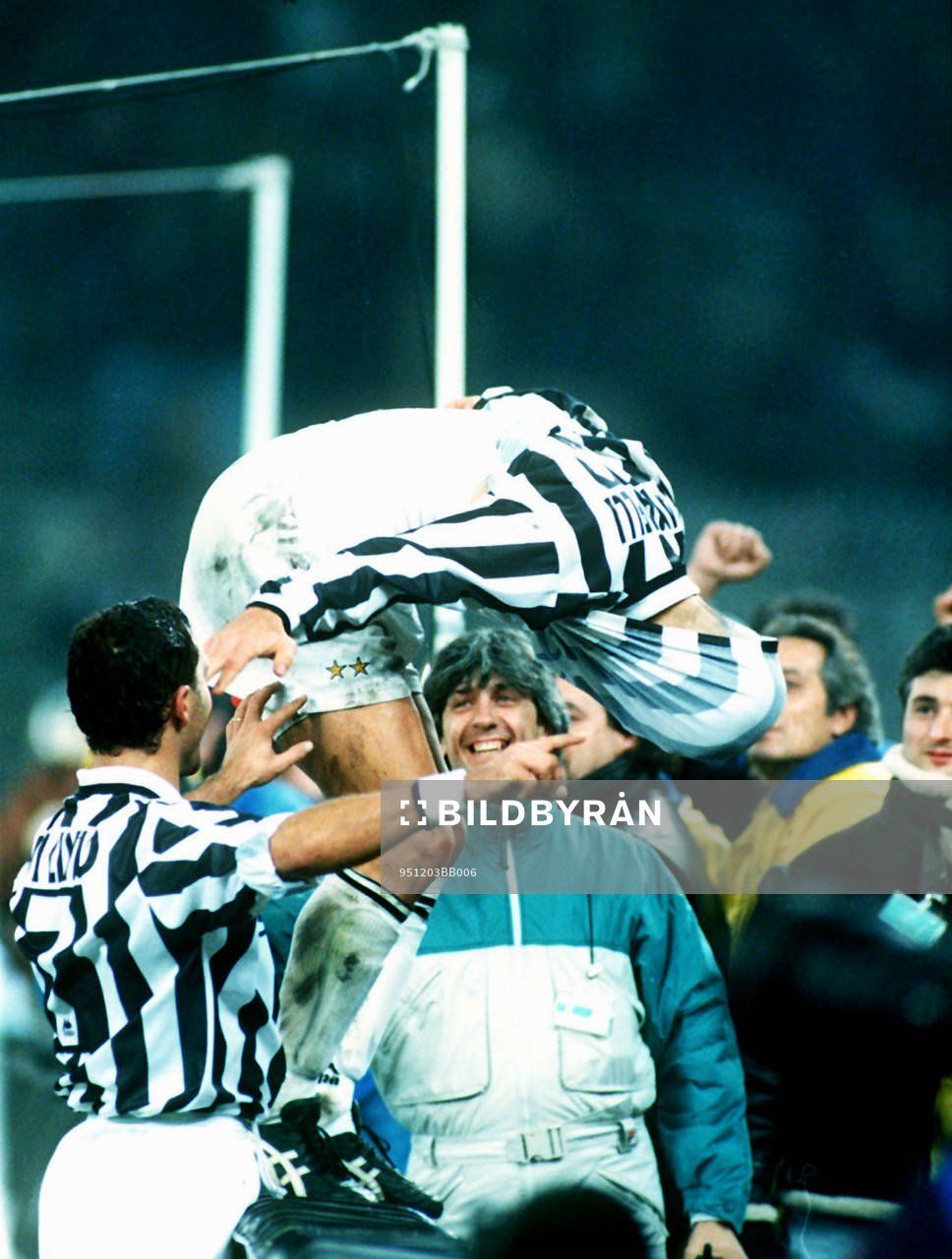 1995-12-03 Fabrizio Ravanelli (med tröjan över huvudet)