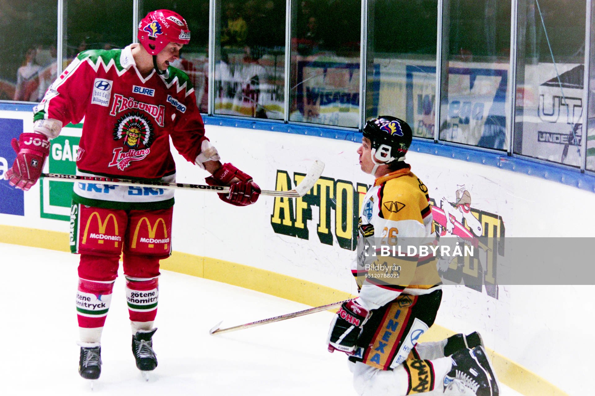 Stefan Larsson, Frölunda i diskussion med Lars Hurtig,
