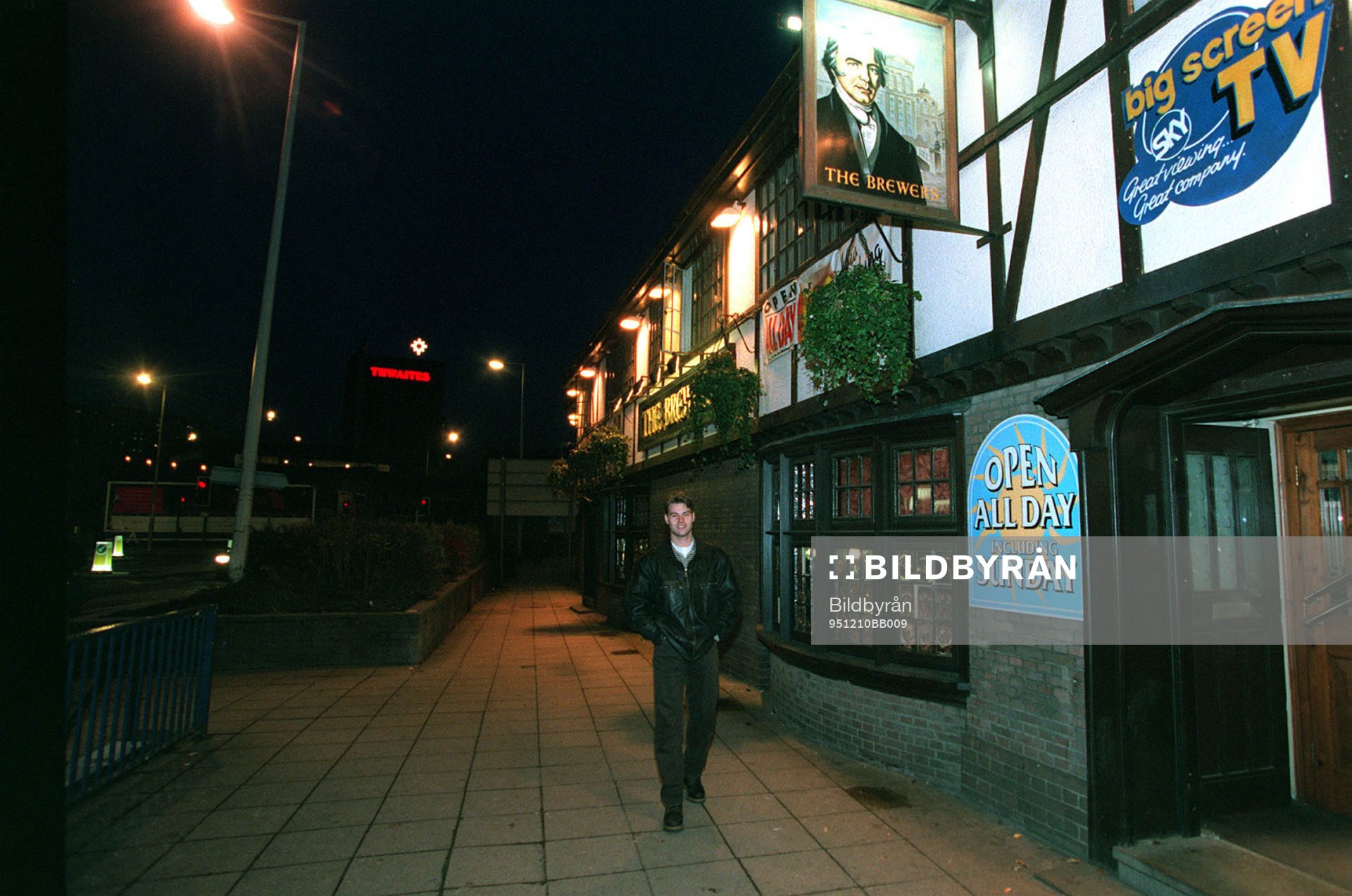 1995-12-10 Niklas Gudmundsson utanför en pub i Blackburn