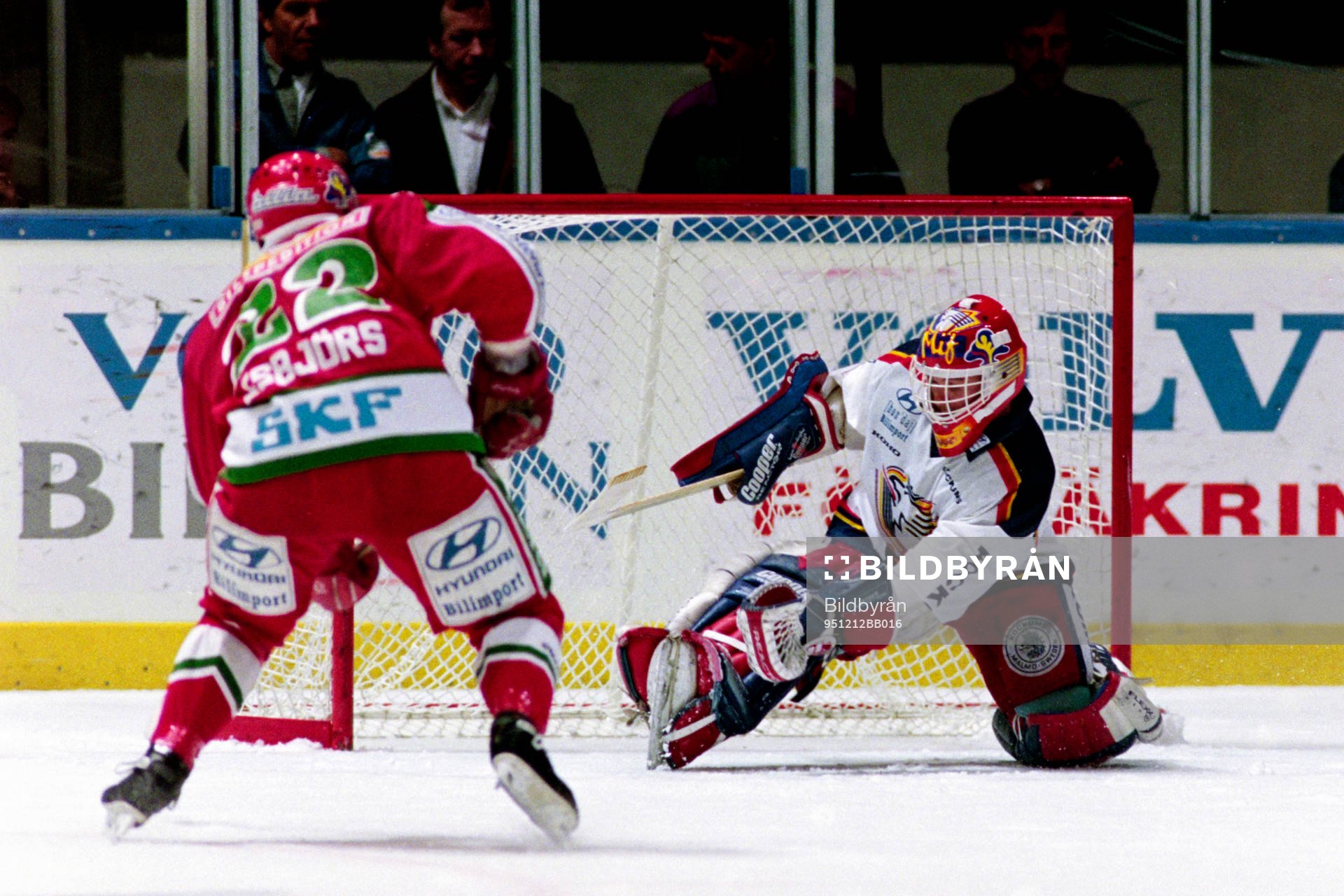 Frölundas Jonas Esbjörs fri med Roger Nordström,