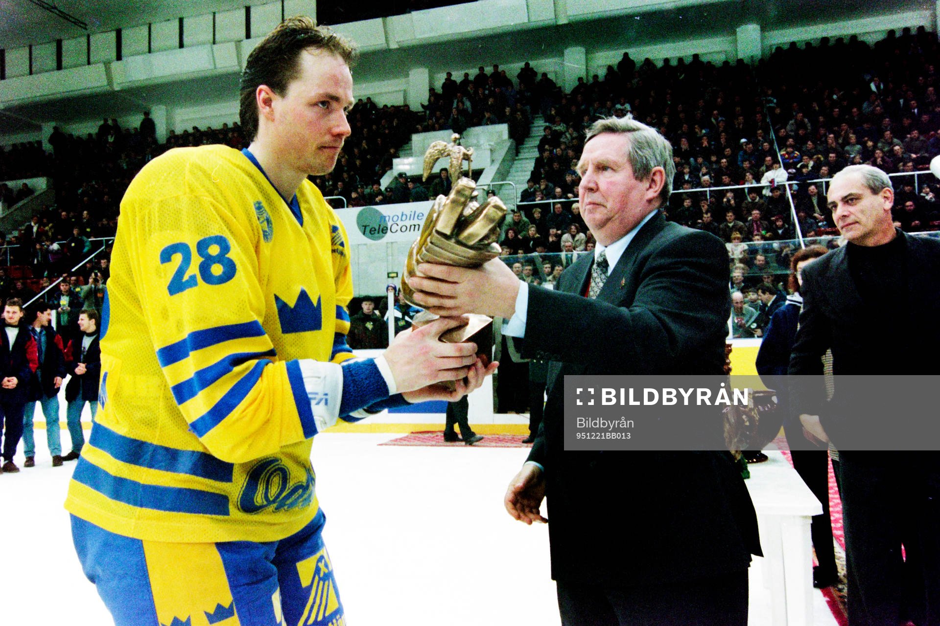 Roger Åkerström, Sverige får pris