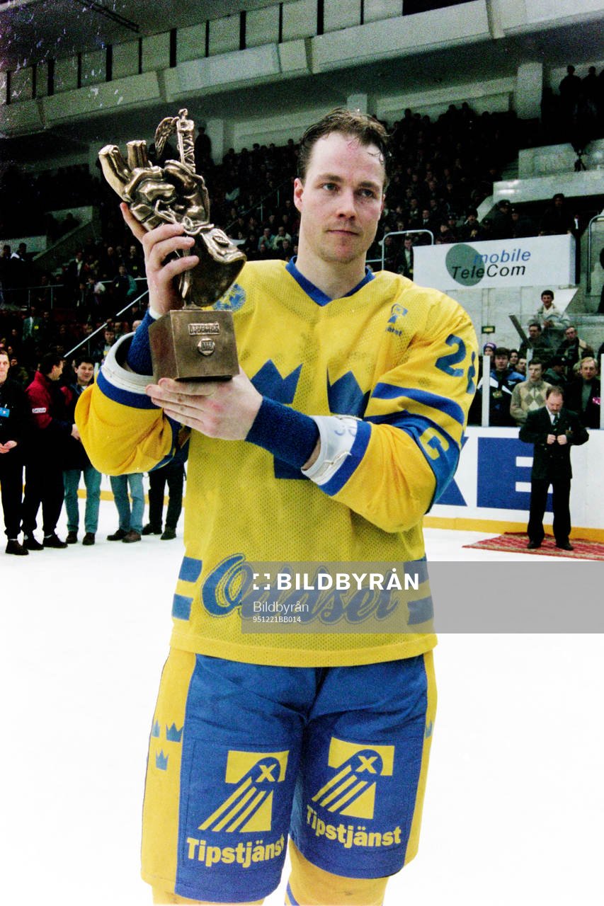 Roger Åkerström, Sverige får pris