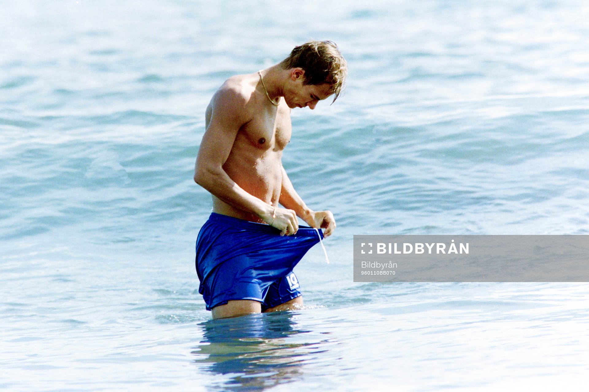 Niclas Alexandersson badar i havet