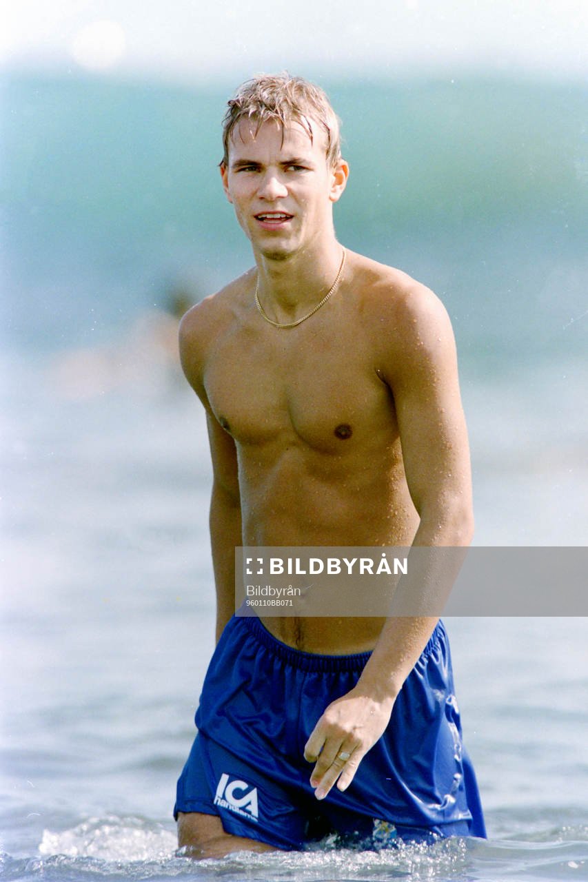 Niclas Alexandersson badar i havet