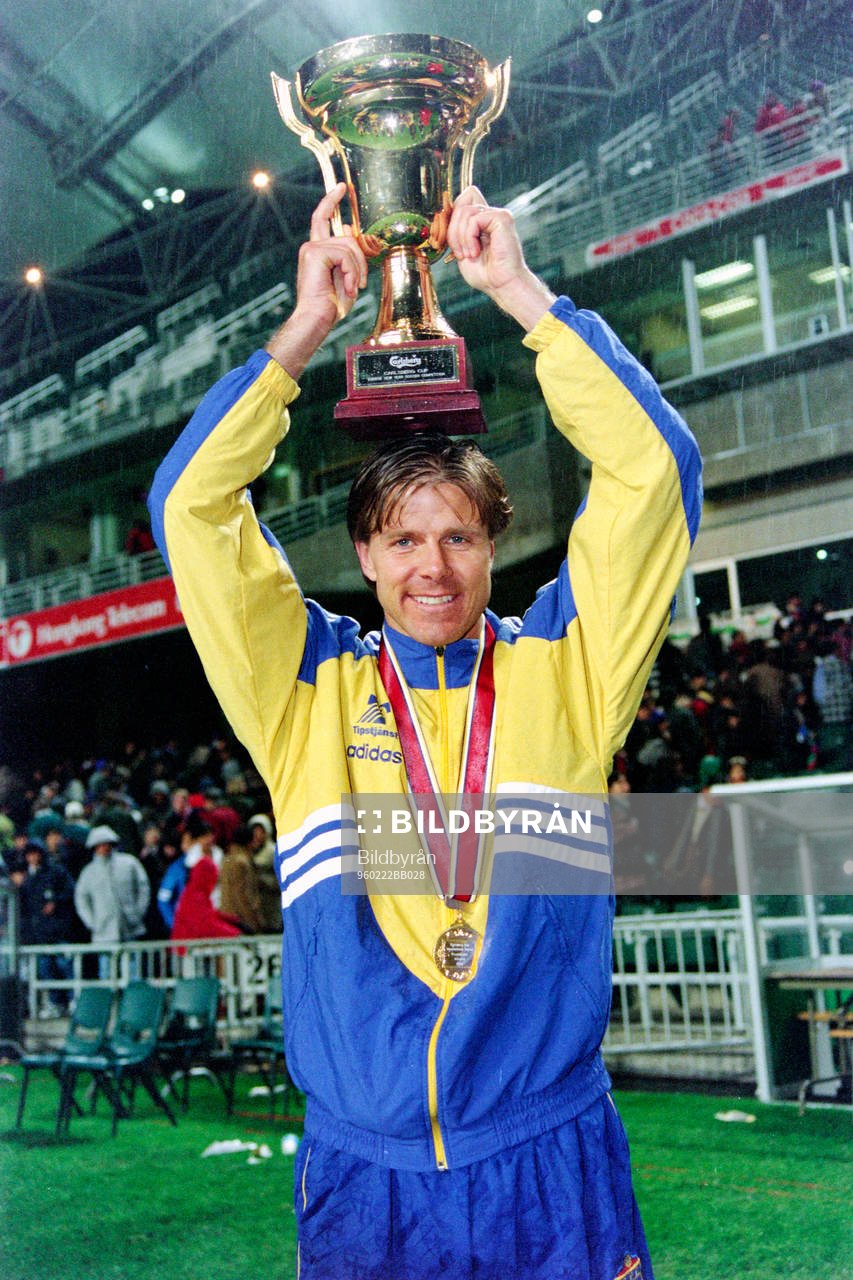 Fotboll, Sverige, Landslagsturné, Hongkong, Sverige - Japan, 1-1, 5-4 efter straffläggning: Roland Nilsson, Sverige jublar med pokalen.