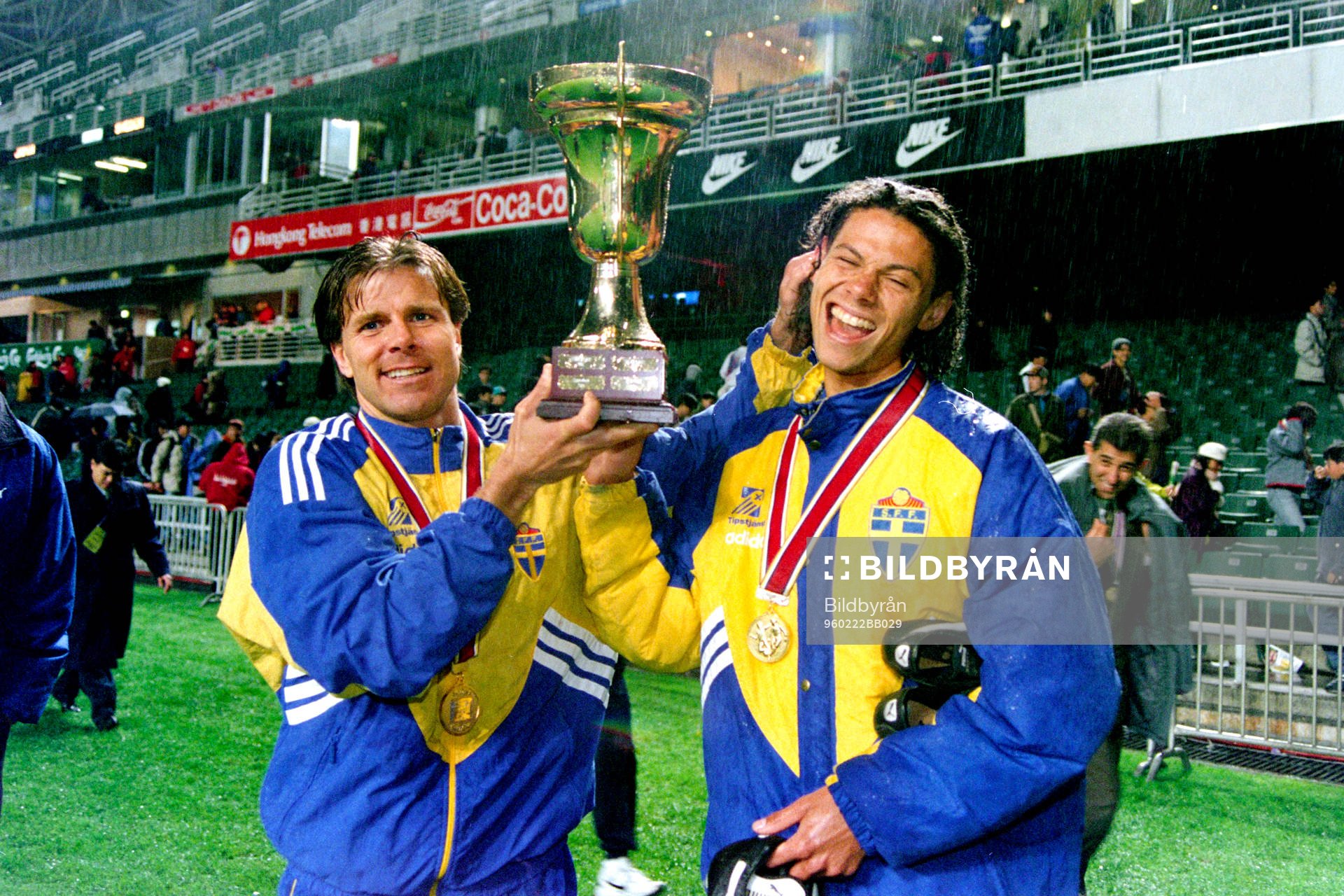Fotboll, Sverige, Landslagsturné, Hongkong, Sverige - Japan, 1-1, 5-4 efter straffläggning: Roland Nilsson och Martin Pringle, Sverige jublar med pokalen.