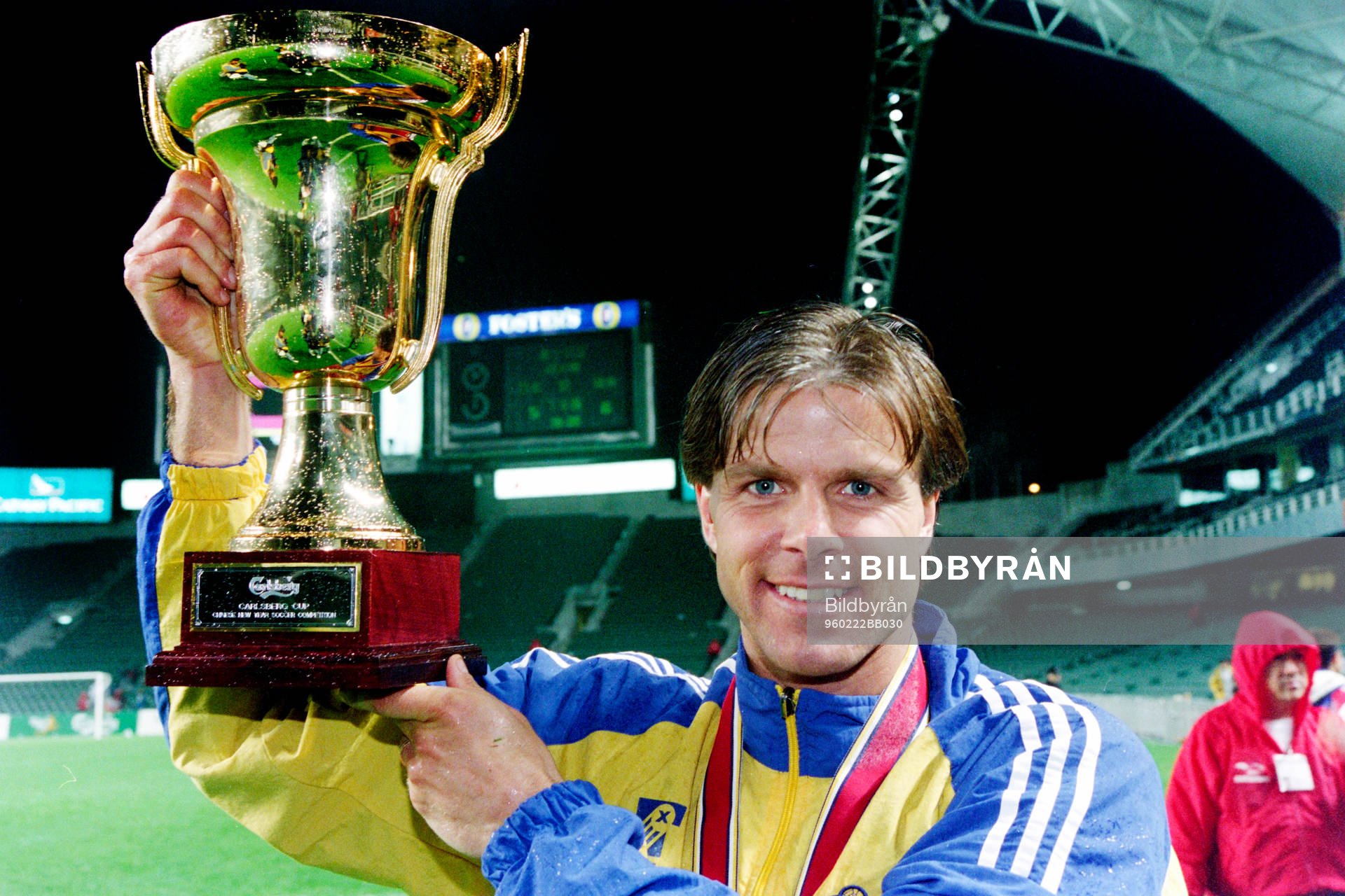 Fotboll, Sverige, Landslagsturné, Hongkong, Sverige - Japan, 1-1, 5-4 efter straffläggning: Roland Nilsson, Sverige jublar med pokalen.