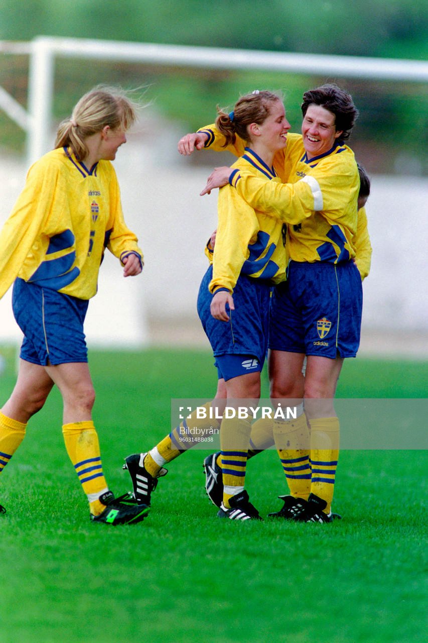 Fotboll, Damer, Algarve Cup, Sverige - Finland, 7-0: Anna Pohjanen, Sverige kramas om av Pia Sundhage efter mål.