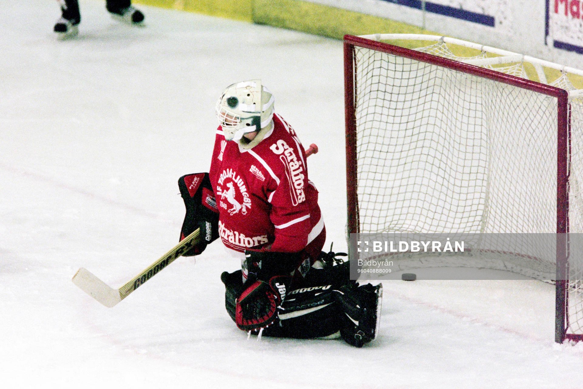 Pucken i mål bakom trojas målvakt Henrik Arvsell
