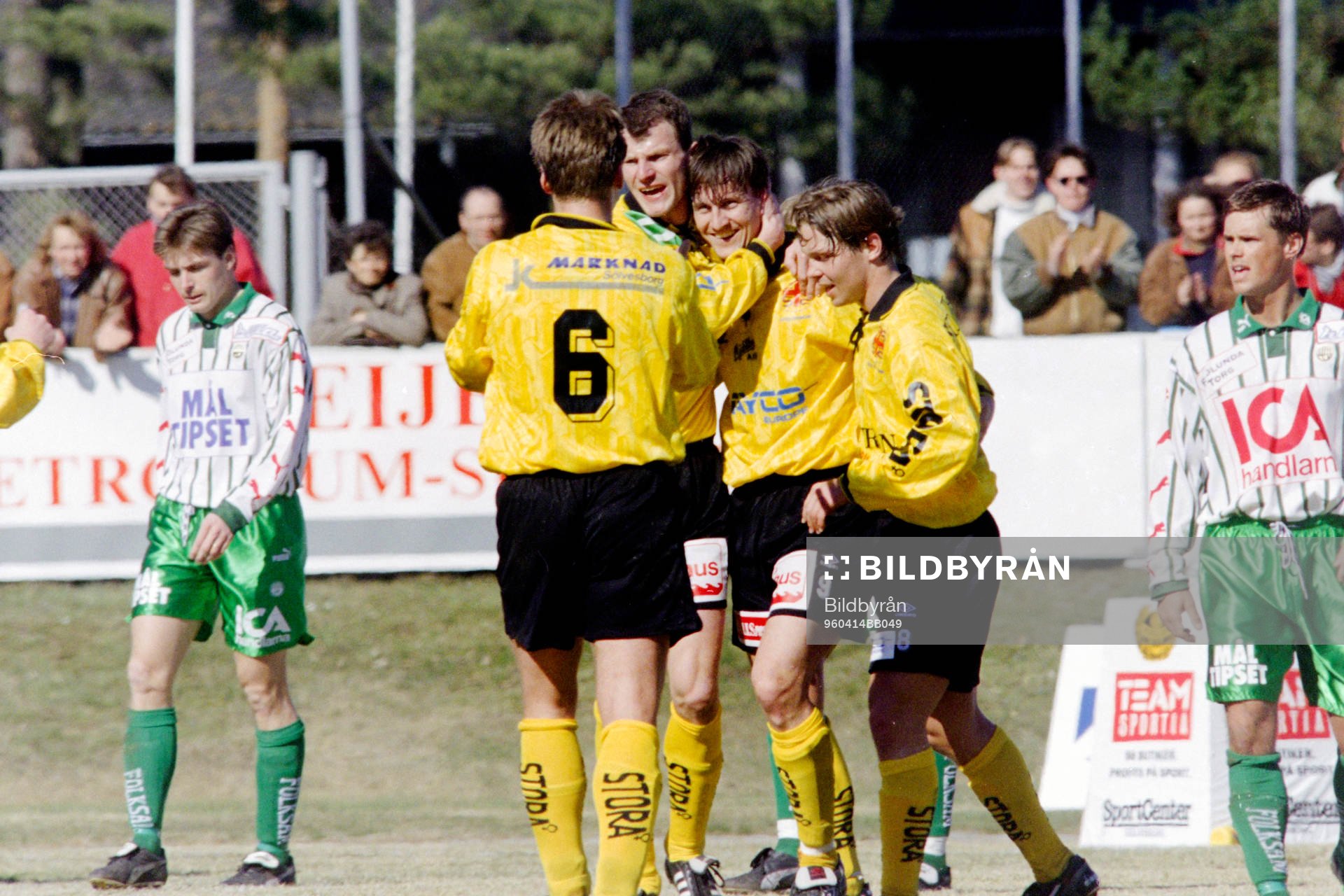 Fotboll, Div 1 Södra, Mjällby - Västra Frölunda, 1-1:  Jubel i Mjällby efter mål av Per Harrysson.