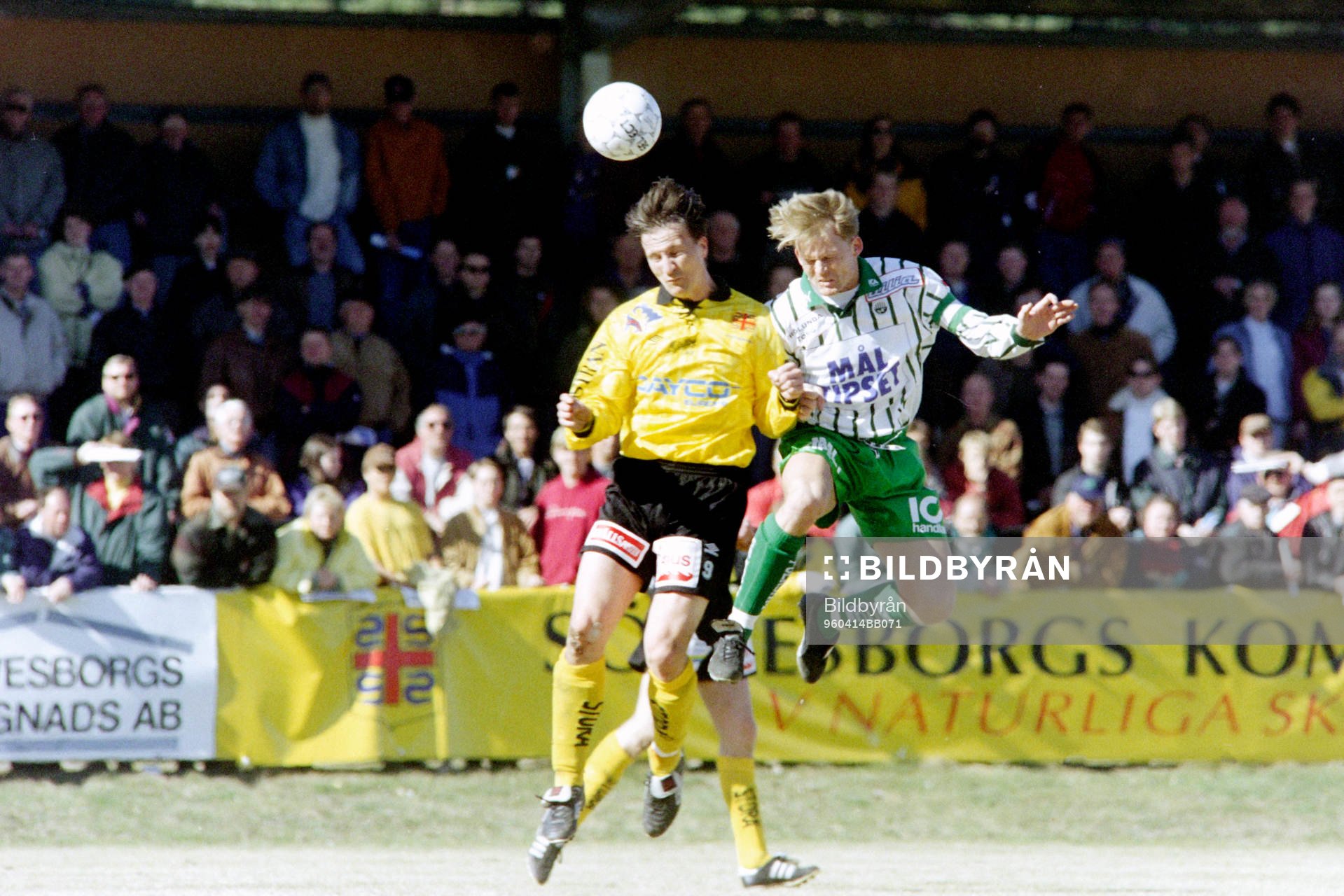 Fotboll, Div 1 Södra, Mjällby - Västra Frölunda, 1-1: Per Harrysson, Mjällby i en nickduell.