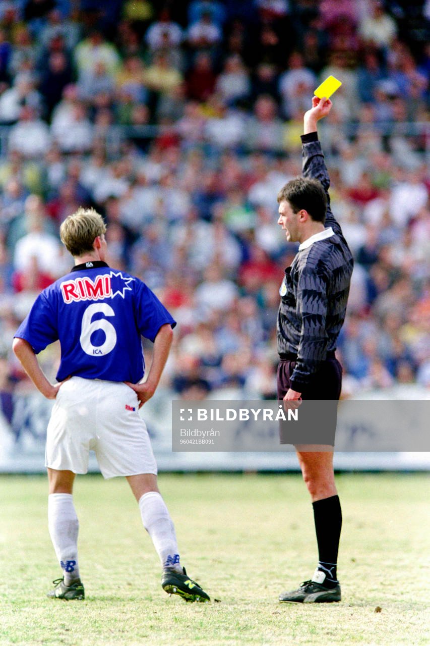 Martin Ingvarsson, domare ger Jesper Mattsson, Halmstad