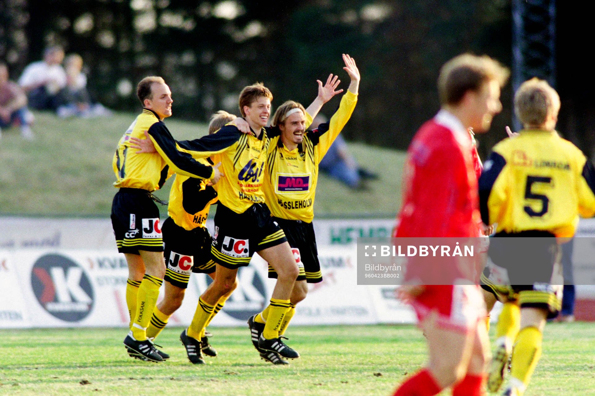 Fotboll, Div. 1 Södra, IFK Hässleholm - Mjällby, 3-0: Miguel Tore. Christian Augustsson och Magnus Arvidsson, Hässleholm jublar efter mål.