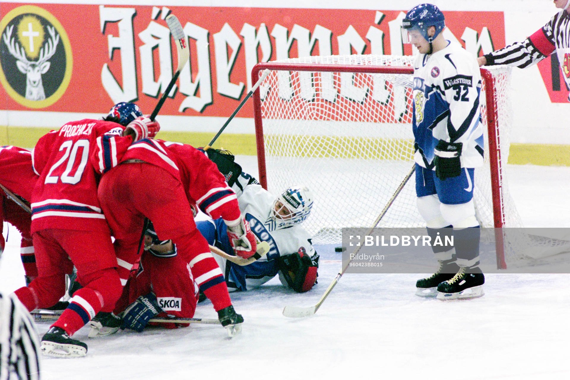 Situation framför finlands målbur och pucken i mål