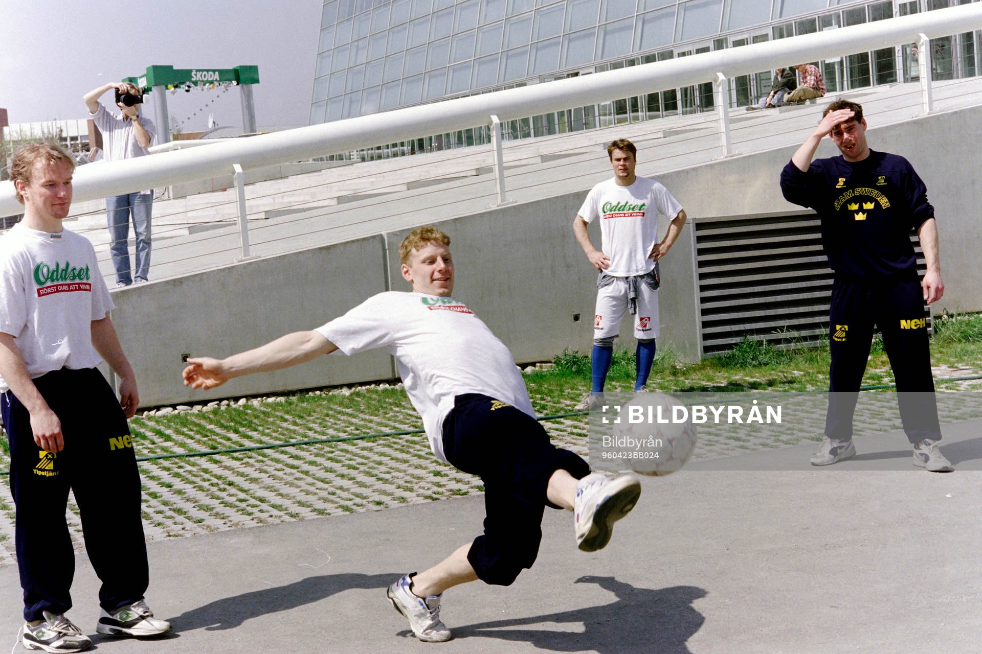 Daniel Alfredsson lirar fotboll