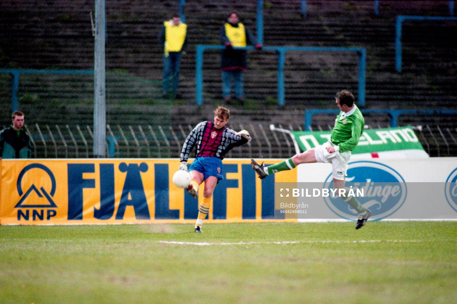 Bengt Andersson, målvakt sparkar ut bollen