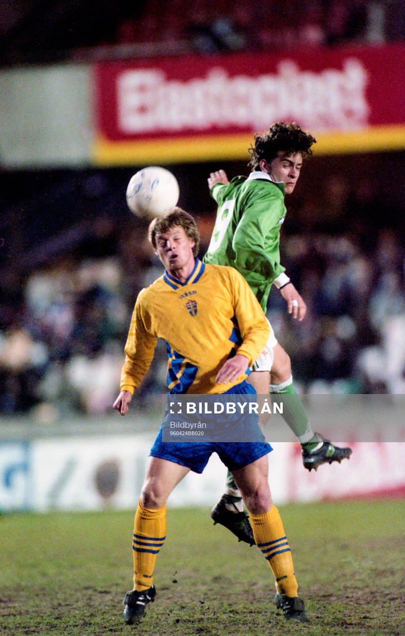 Stefan Schwarz nickar undan bollen