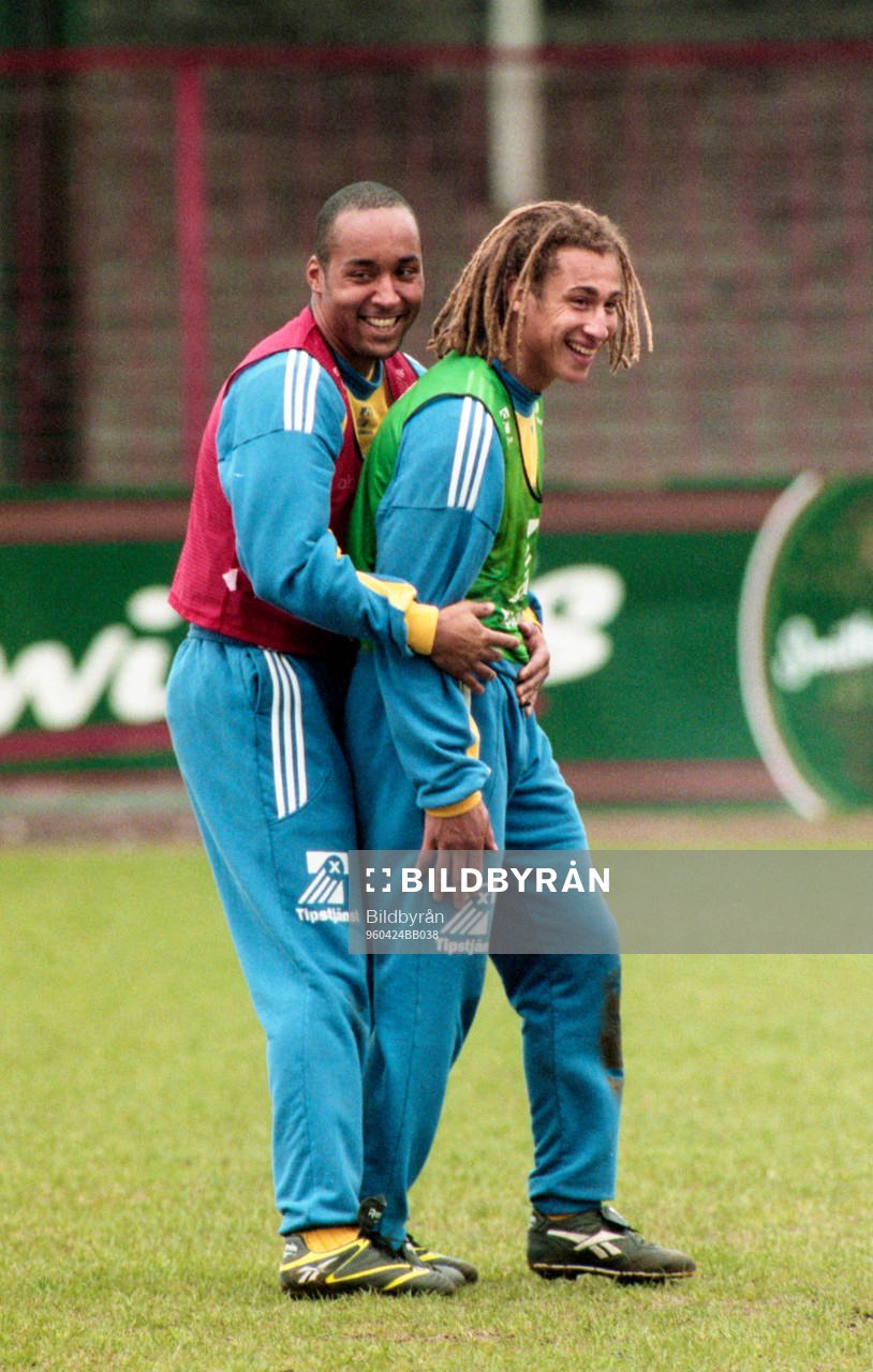Martin Dahlin skojar med Henrik Larsson