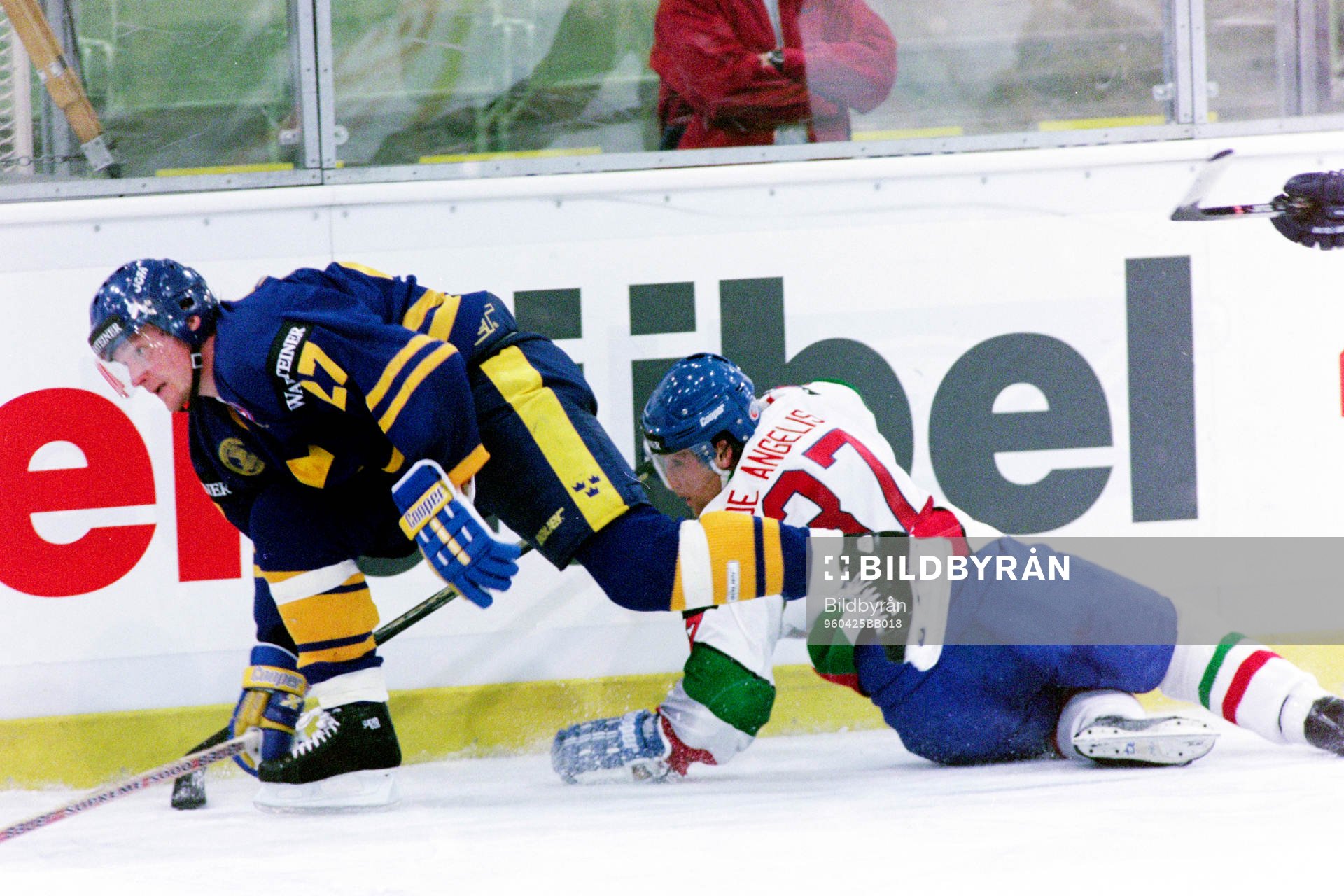 Tomas Forslund, Sverige. tar sig förbi italiens Michael De