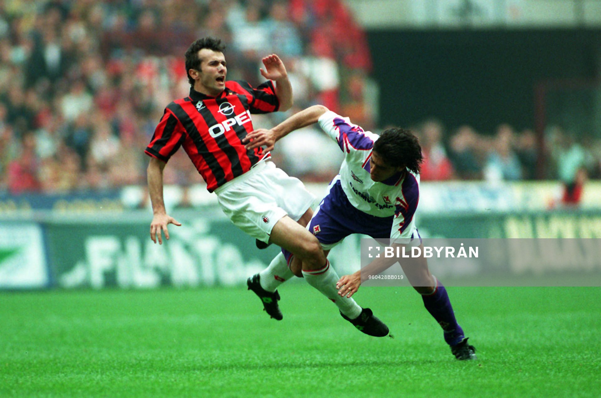 Dejan Savicevic åker på en rejäl tackling från en