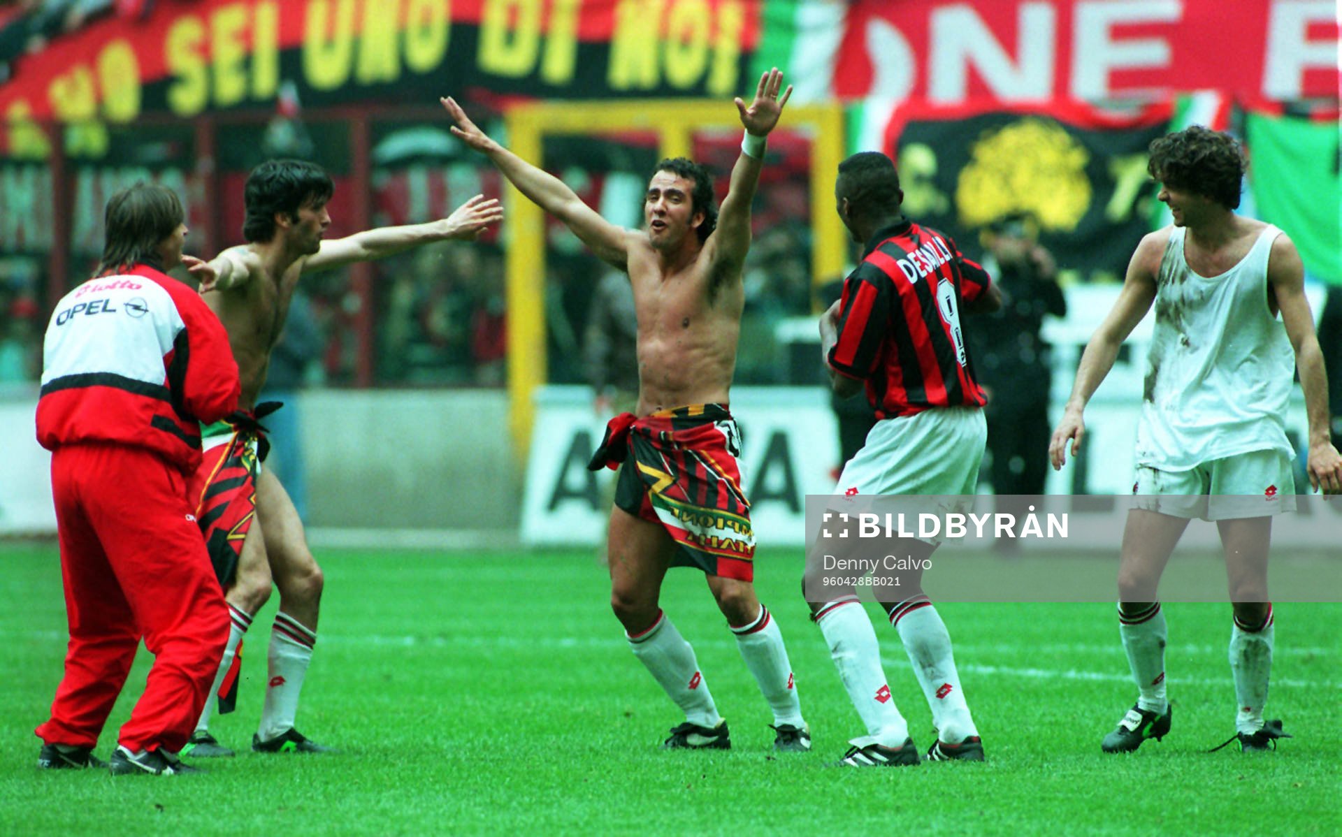 Milan: Jubel bland Milan-spelarna med en halvnaken (iklädd endast en flagga) Paolo di Canio i centrum