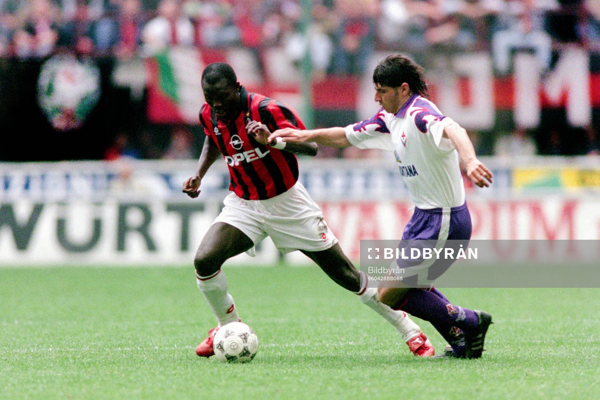 Fotboll, Serie A, Milan - Fiorentina, 3-1: George Weah, Milan med bollen.