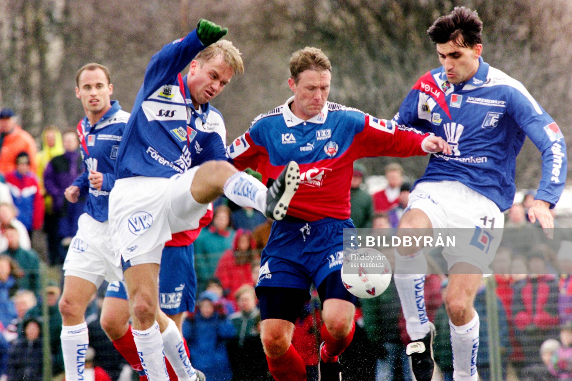 Fotboll, Allsvenskan, Umeå FC - Helsingborg, 0-2: Jan Eriksson, Helsingborg i kamp med umeås Nils-Åke Claesson och Zoran Petrovic.