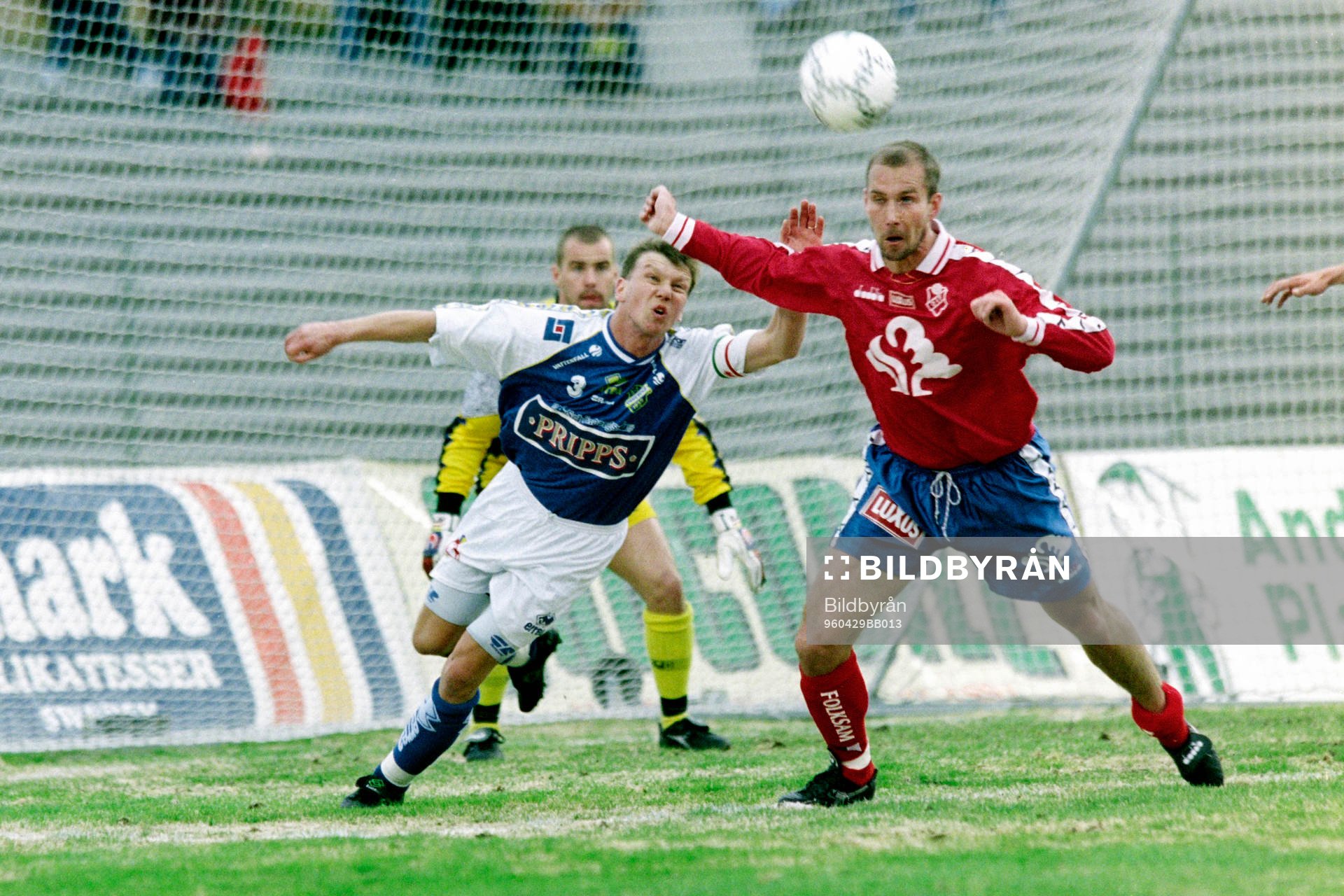 Fotboll, Allsvenskan, Öster - Oddevold, 0-1: Jörgen Ericsson, Oddevold i kamp med östers Anders Eriksson.