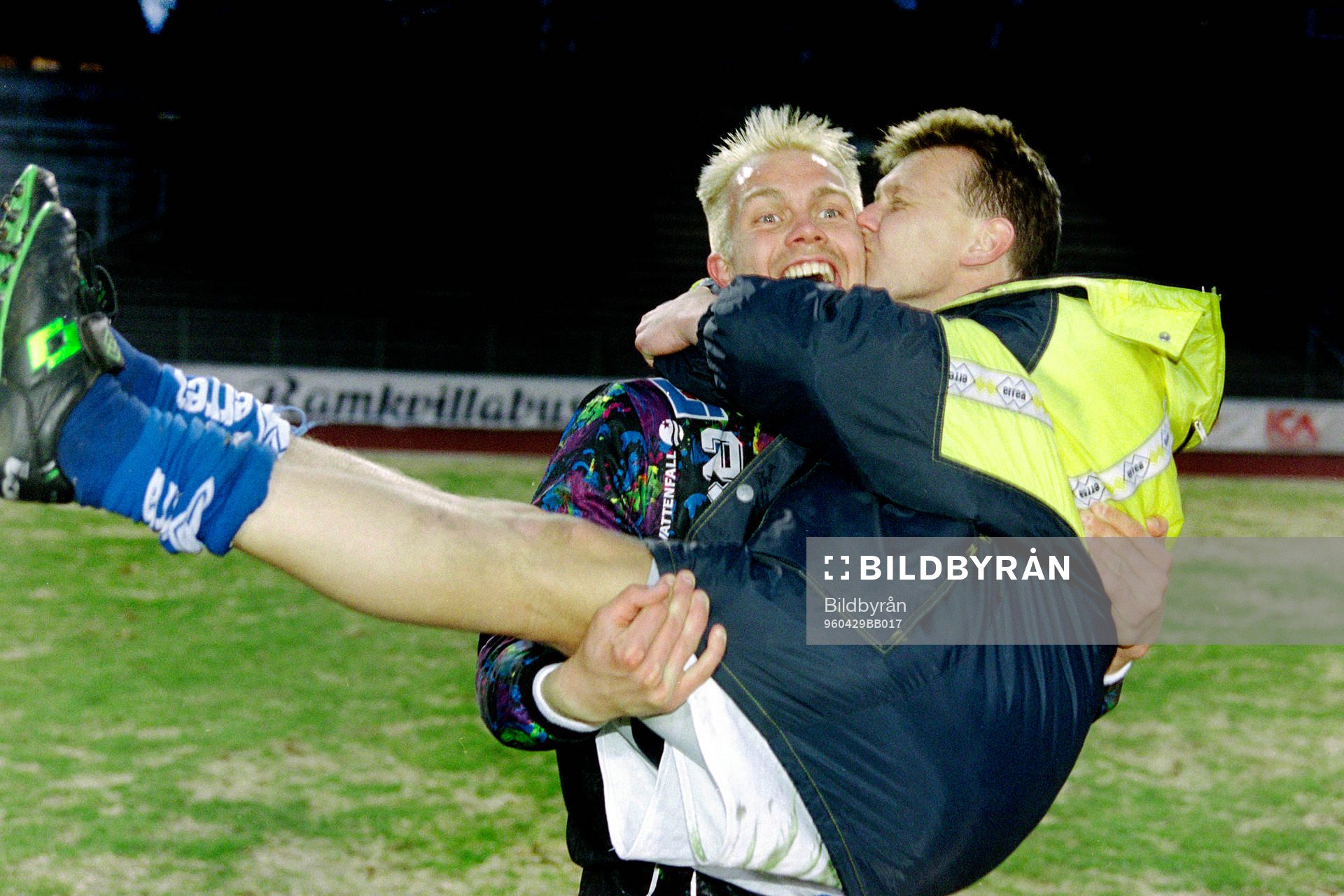 Fotboll, Allsvenskan, Öster - Oddevold, 0-1: Magnus Kihlstedt, målvakt i Oddevold och målskytten Jörgen Ericsson jublar efter matchen.