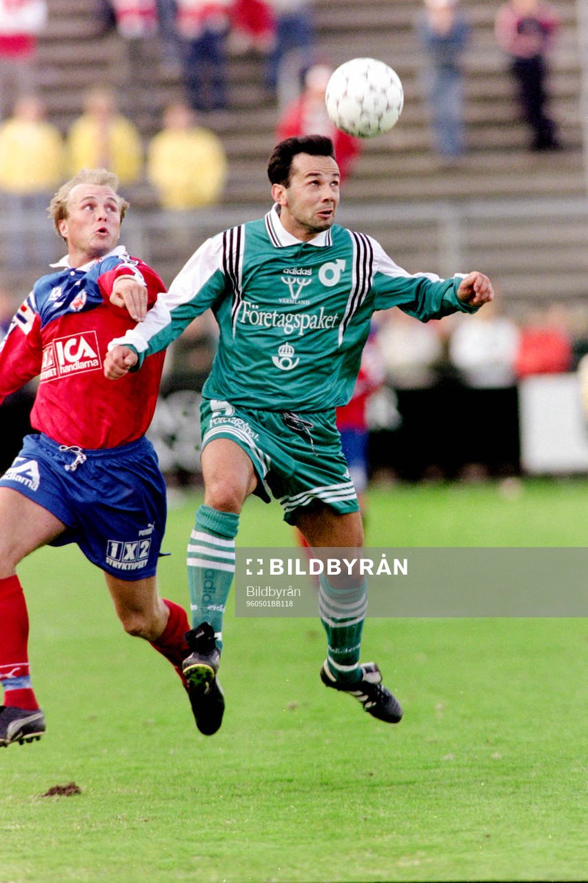 Fotboll, Allsvenskan, Helsingborg - Degerfors, 4-1: Ivan Djuric, Degerfors i kamp med Peter Wibrån, Helsingborg.