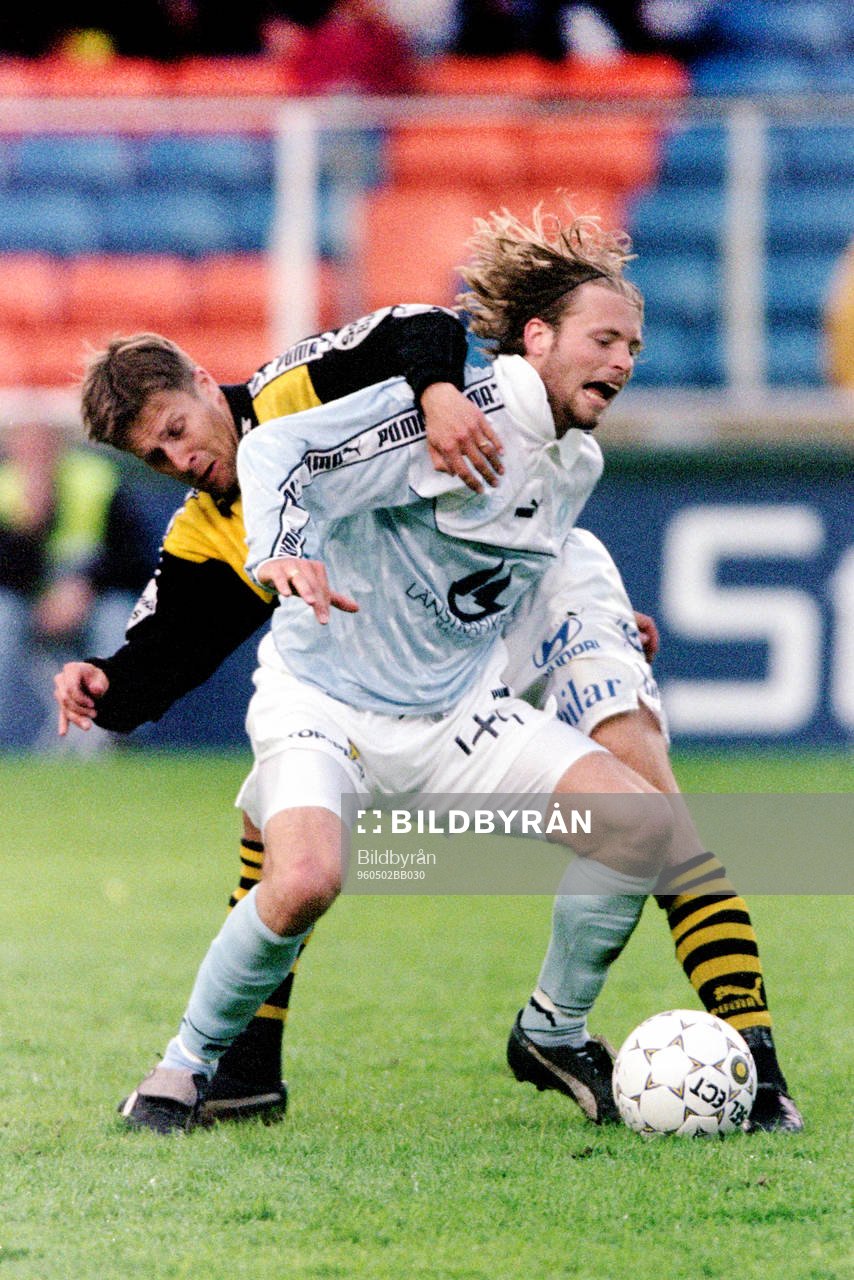 Ola Andersson, AIK i ryggen på malmös Joakim Persson