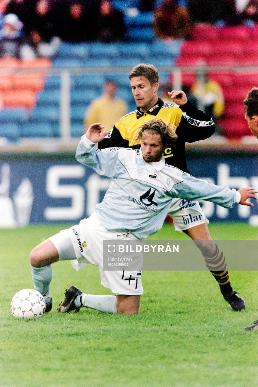 Ola Andersson, AIK i ryggen på malmös Joakim Persson