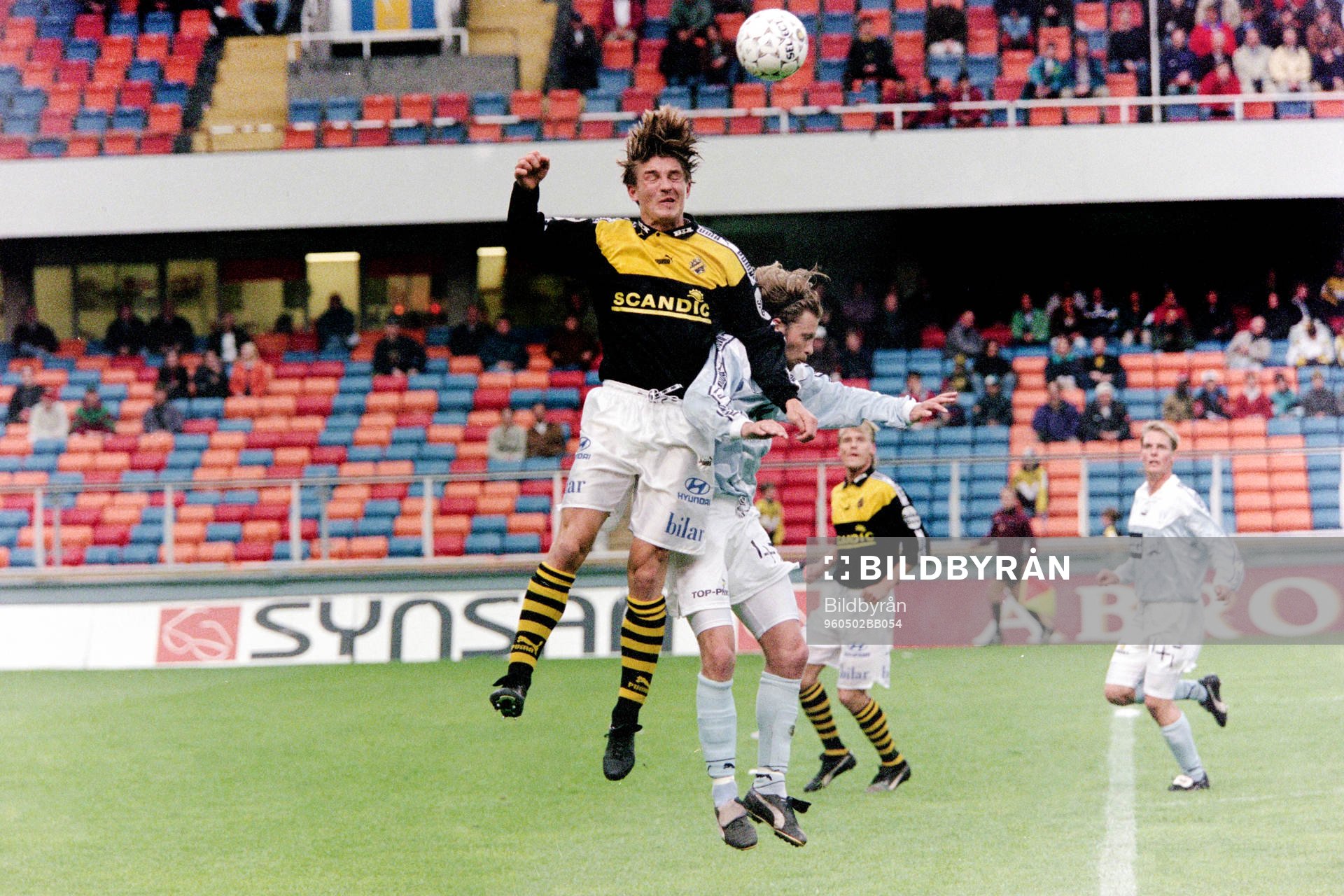 Patrick Englund, AIK i en nickduell med Joakim Persson,