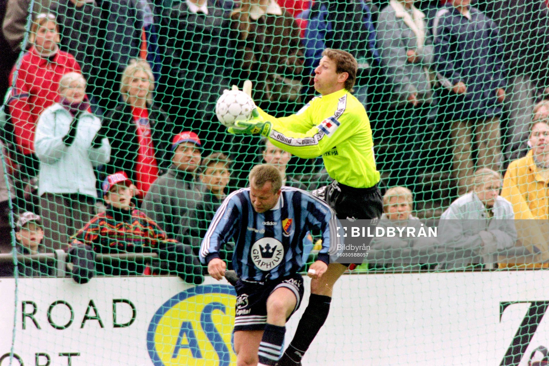 Kaj Eskelinen framför Sven Andersson, målvakt, Helsingborg