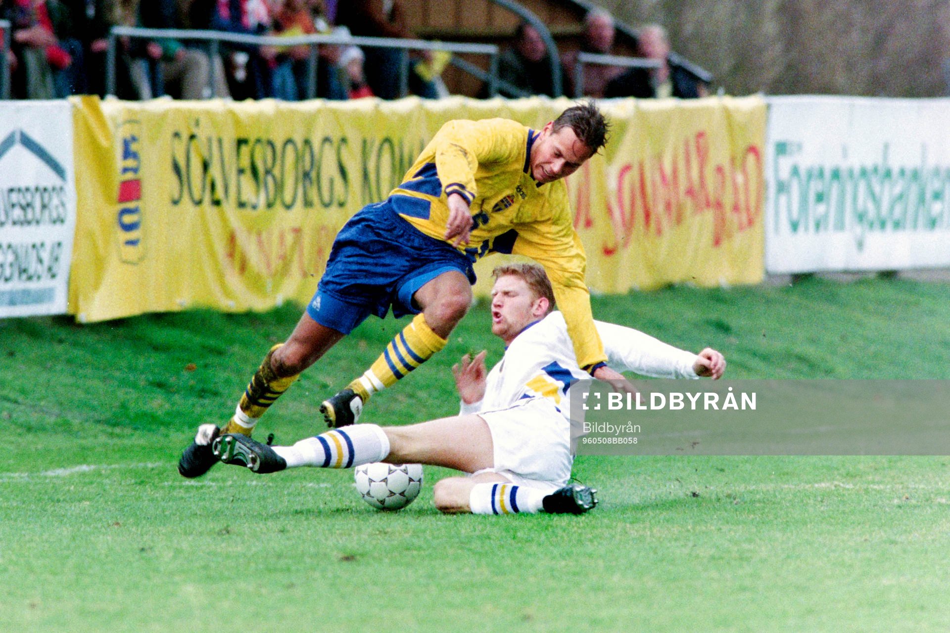 Sebastian Henriksson, Sverige B glidtacklar Markus Lands,