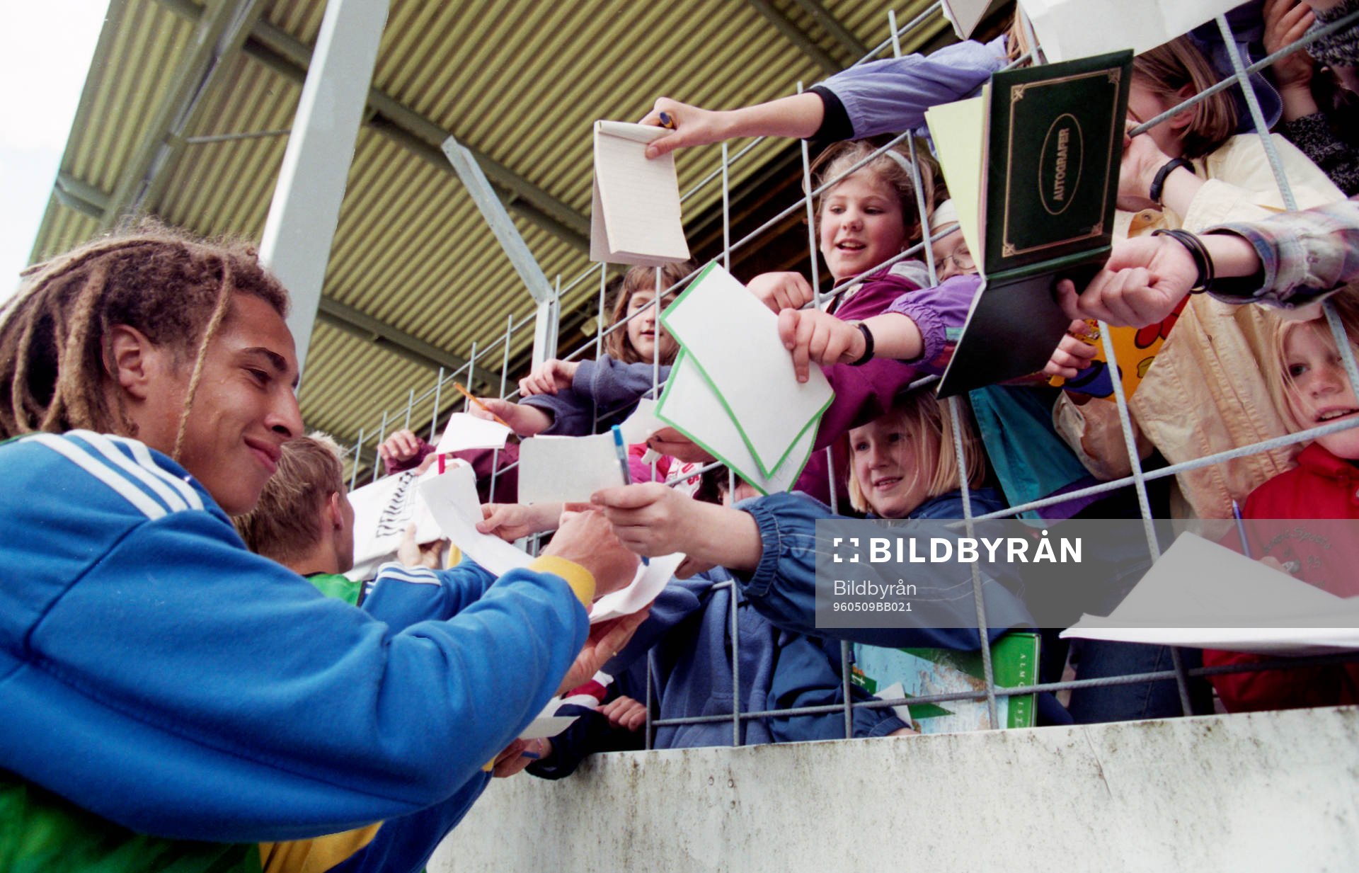 Henrik Larsson skriver autografer