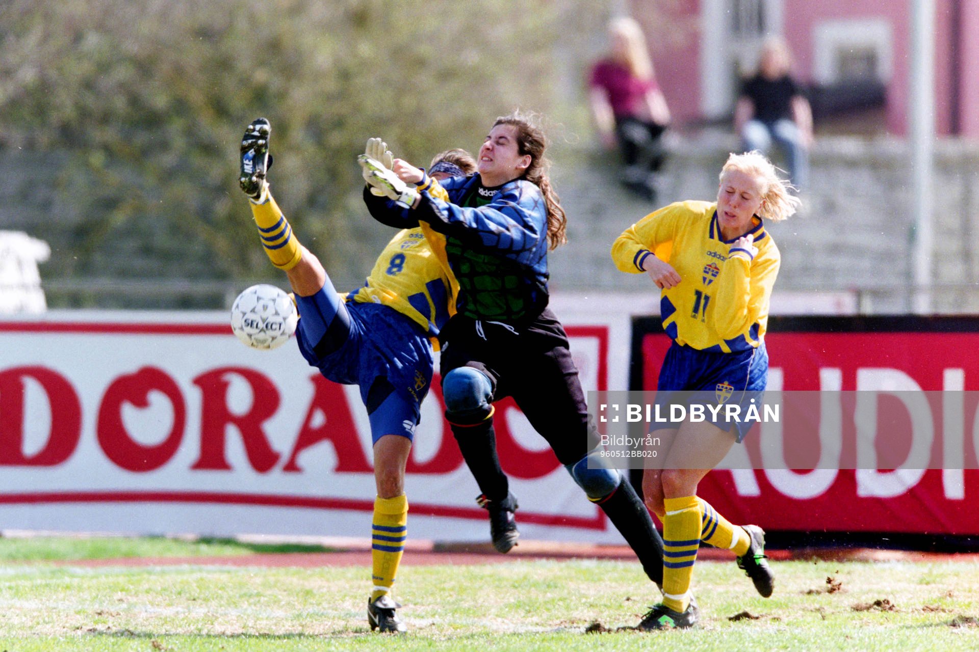 Fotboll, EM, Damer, Sverige - Spanien, 1-1: Malin Swedberg och Maria Kun, Sverige oroar spaniens målvakt Serra Roser.