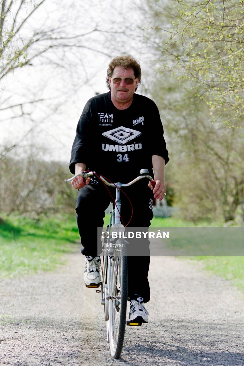Peter Antoine, tränare i Mjällby på cykel i Hällevik