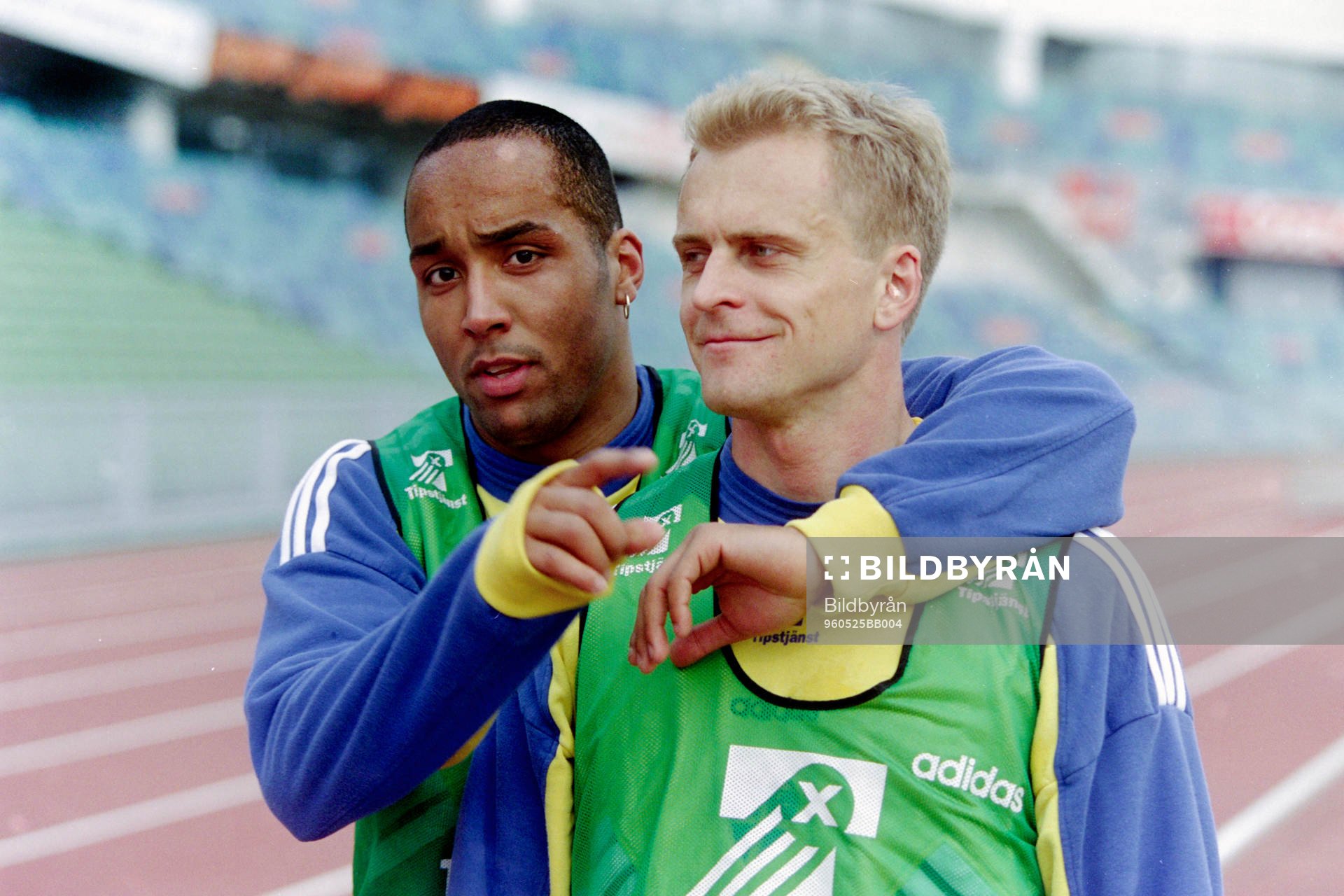 Fotboll, Sverige, Träning: Martin Dahlin och Jonas Thern, Sverige. 