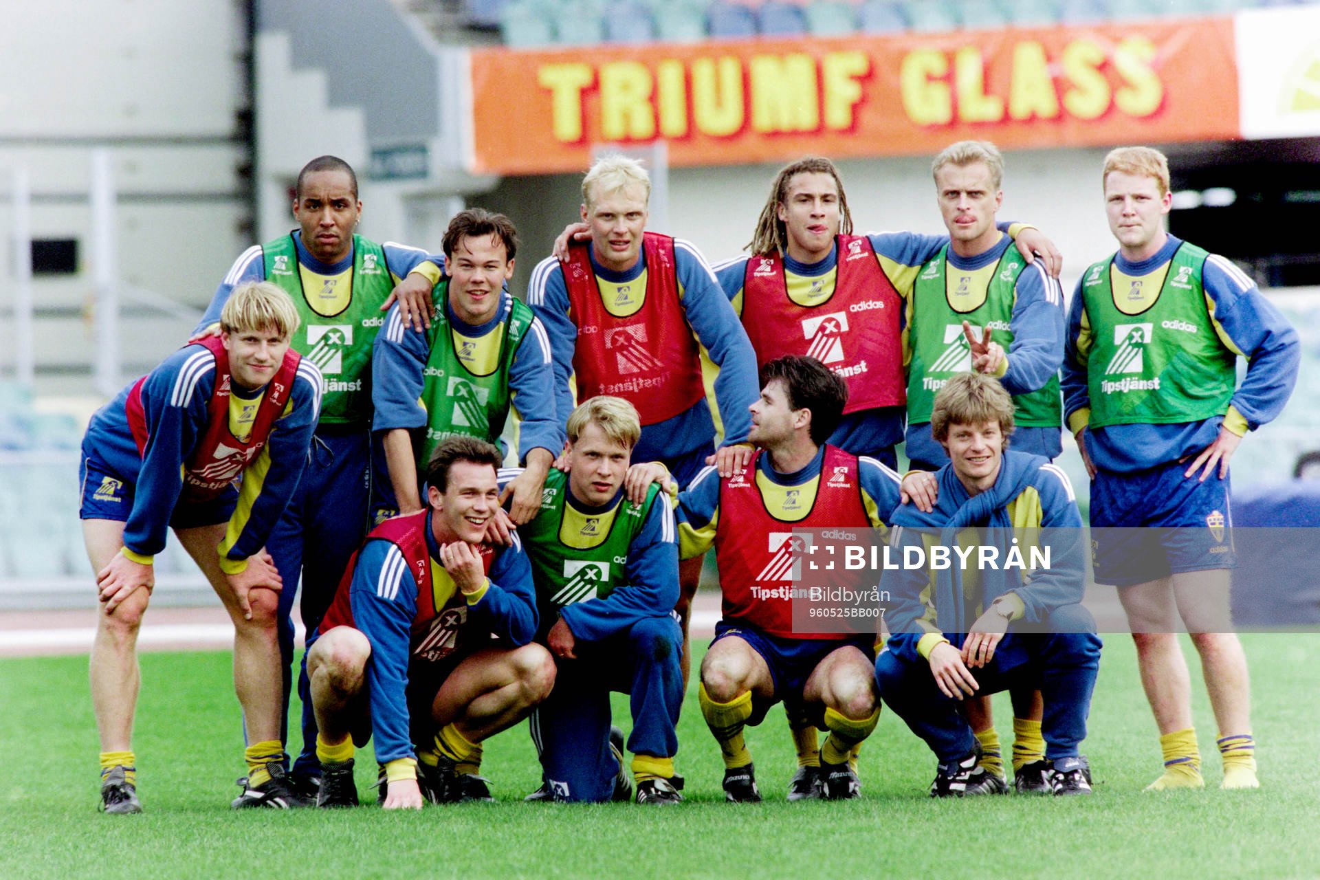 Fotboll, Sverige, Träning: Gruppbild. Bakre fr.v. Martin Dahlin, Joachim Björklund, Klas Ingesson, Henrik Larsson, Jonas Thern och Jörgen Pettersson. Främre fr.v. Kenneth Andersson, Patrik Andersson, Pär Zetterberg, Anders Limpar och Stefan Schwarz, Sverige.