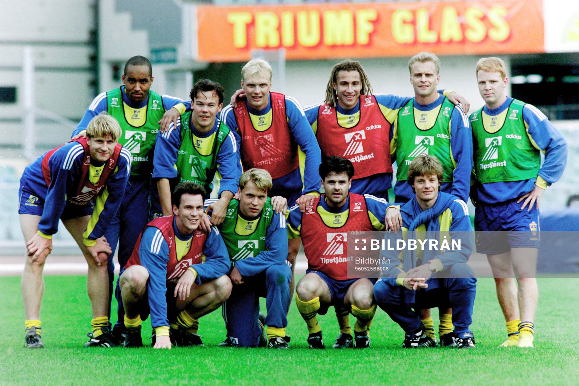 Fotboll, Sverige, Träning: Gruppbild. Bakre fr.v. Martin Dahlin, Joachim Björklund, Klas Ingesson, Henrik Larsson, Jonas Thern och Jörgen Pettersson. Främre fr.v. Kenneth Andersson, Patrik Andersson, Pär Zetterberg, Anders Limpar och Stefan Schwarz, Sverige.
