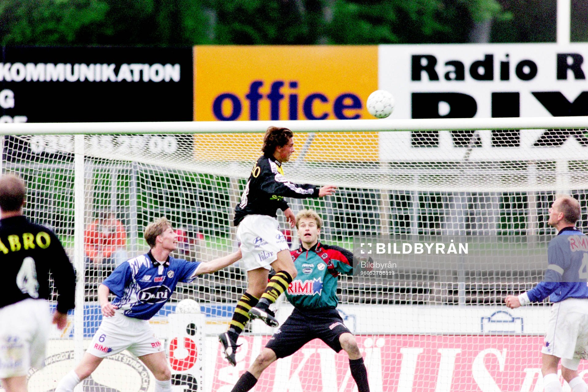 Alexander Östlund, AIK framför halmstads målvakt Håkan